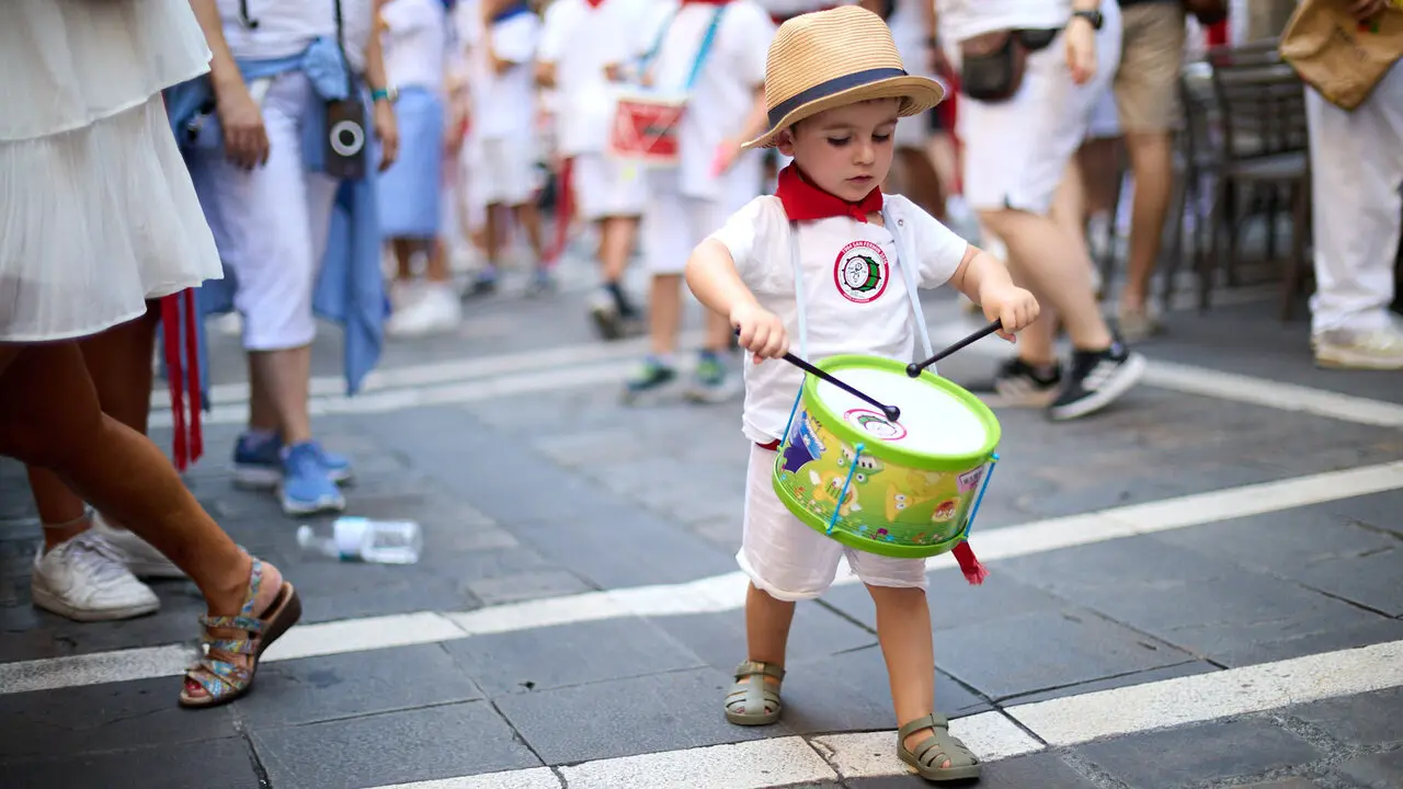 Struendo de Iru&ntilde;a Txiki por las calles de Pamplona durante las Fiestas de San Ferm&iacute;n 2026. I&Ntilde;IGO ALZUGARAY