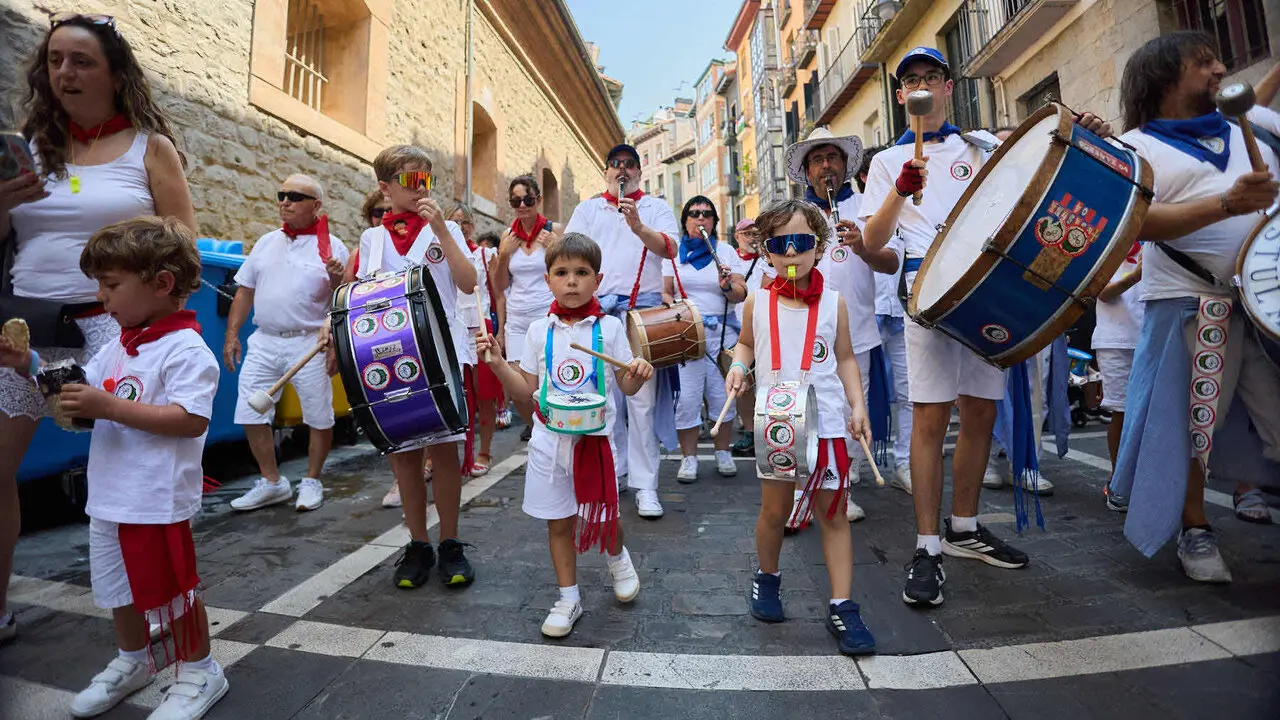 Struendo de Iru&ntilde;a Txiki por las calles de Pamplona durante las Fiestas de San Ferm&iacute;n 2026. I&Ntilde;IGO ALZUGARAY