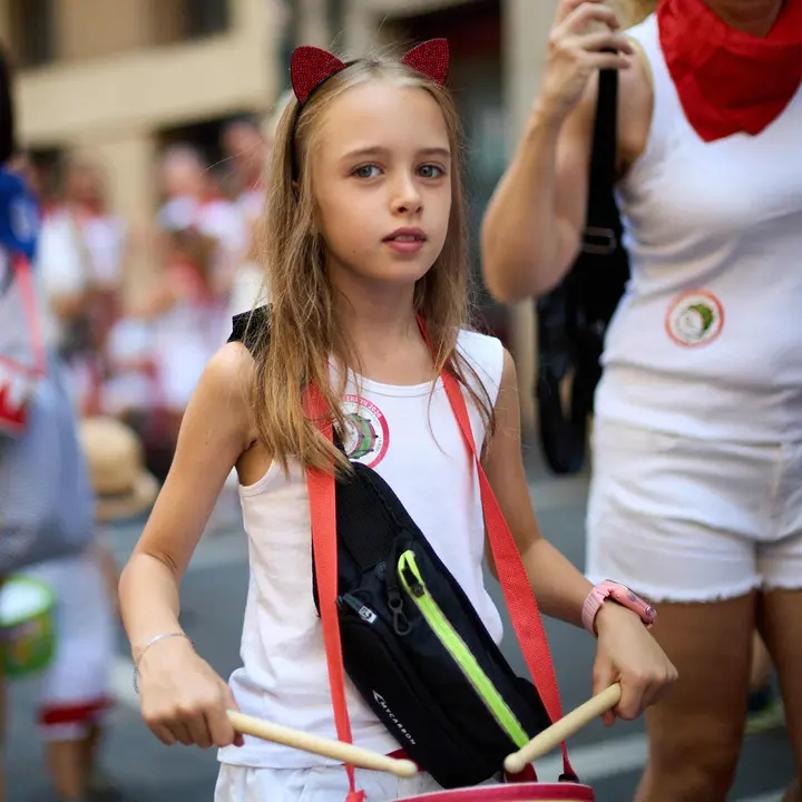 Struendo de Iru&ntilde;a Txiki por las calles de Pamplona durante las Fiestas de San Ferm&iacute;n 2026. I&Ntilde;IGO ALZUGARAY
