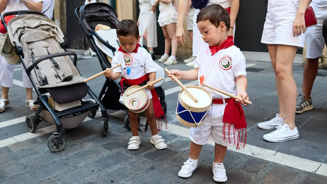 Struendo de Iru&ntilde;a Txiki por las calles de Pamplona durante las Fiestas de San Ferm&iacute;n 2026. I&Ntilde;IGO ALZUGARAY