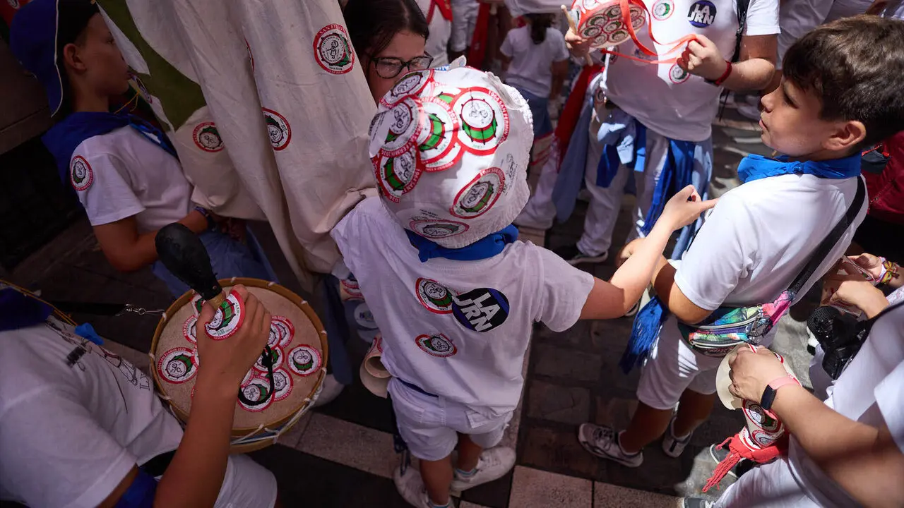 Struendo de Iru&ntilde;a Txiki por las calles de Pamplona durante las Fiestas de San Ferm&iacute;n 2026. I&Ntilde;IGO ALZUGARAY