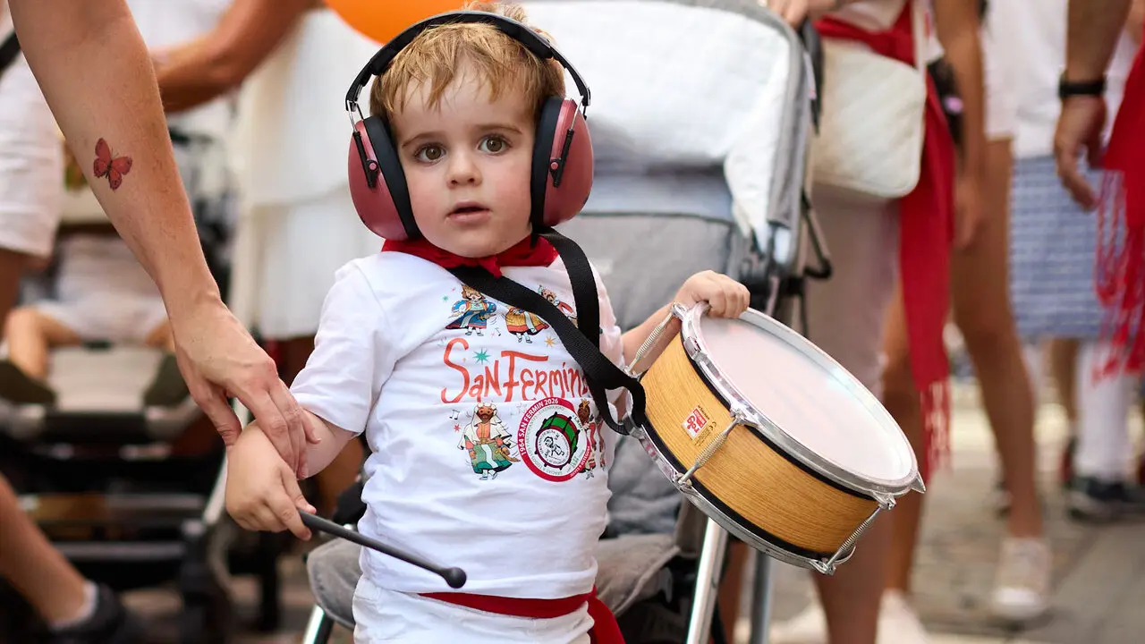 Struendo de Iru&ntilde;a Txiki por las calles de Pamplona durante las Fiestas de San Ferm&iacute;n 2026. I&Ntilde;IGO ALZUGARAY