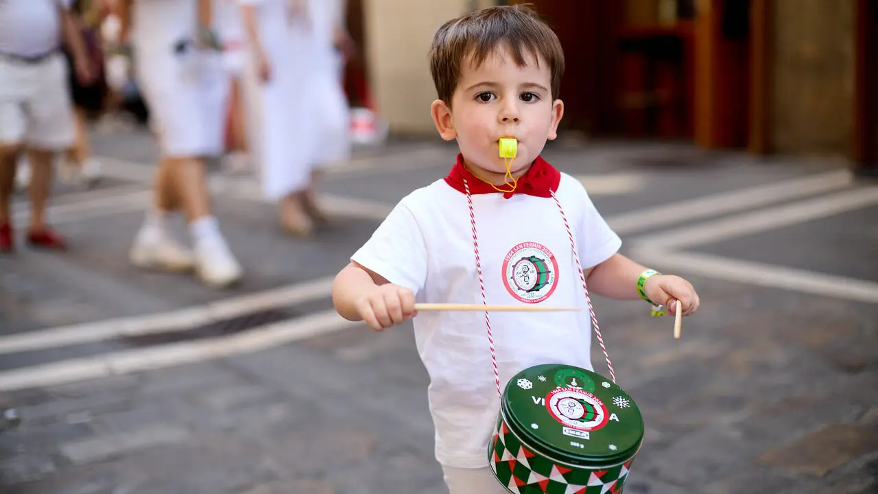 Struendo de Iru&ntilde;a Txiki por las calles de Pamplona durante las Fiestas de San Ferm&iacute;n 2026. I&Ntilde;IGO ALZUGARAY