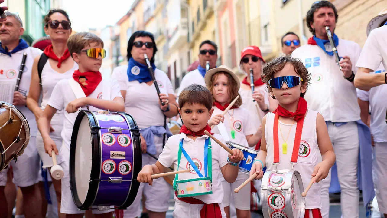 Struendo de Iru&ntilde;a Txiki por las calles de Pamplona durante las Fiestas de San Ferm&iacute;n 2026. I&Ntilde;IGO ALZUGARAY