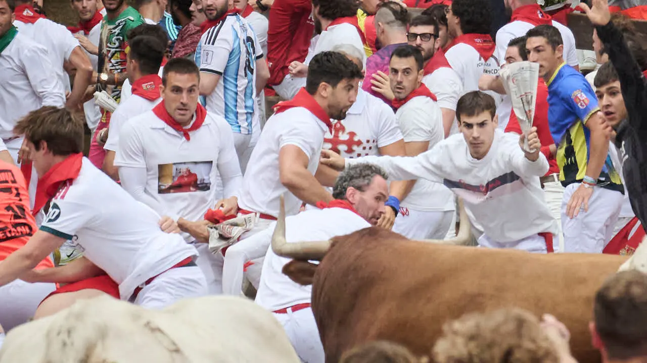 Cuarto encierro de San Ferm&iacute;n 2026 con toros de &Aacute;lvaro N&uacute;&ntilde;ez en el tramo de Telef&oacute;nica. PABLO LASAOSA