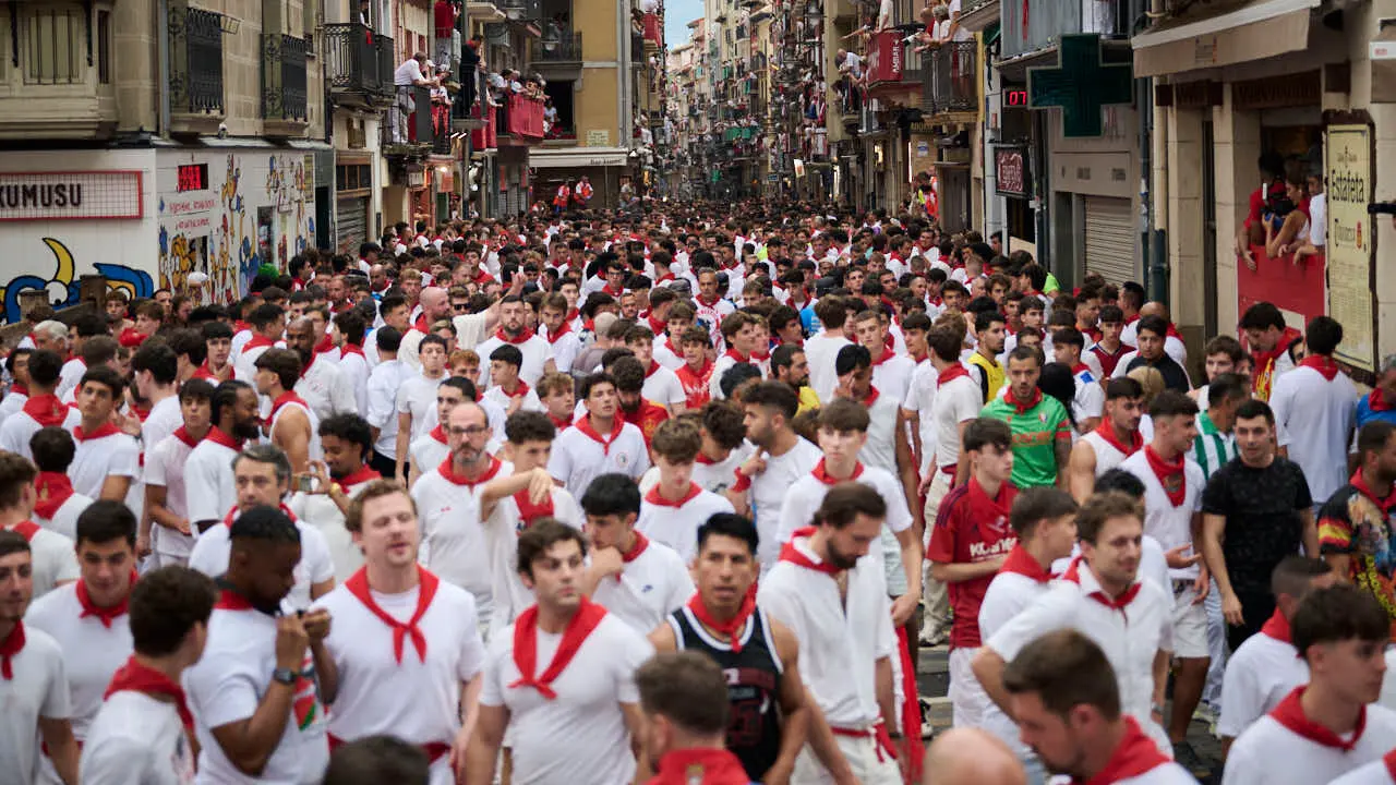 Cuarto encierro de San Ferm&iacute;n 2026 con toros de &Aacute;lvaro N&uacute;&ntilde;ez en el tramo de Telef&oacute;nica. PABLO LASAOSA