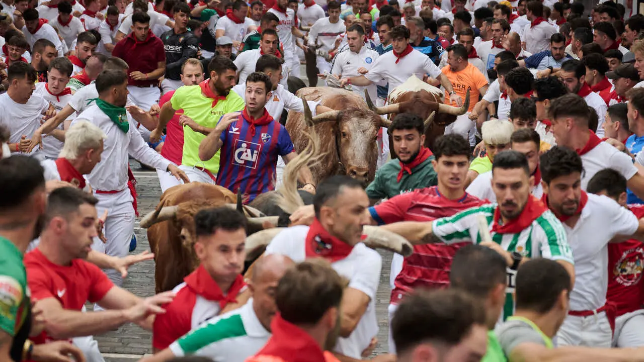 Cuarto encierro de San Ferm&iacute;n 2026 con toros de &Aacute;lvaro N&uacute;&ntilde;ez en el tramo de Telef&oacute;nica. PABLO LASAOSA