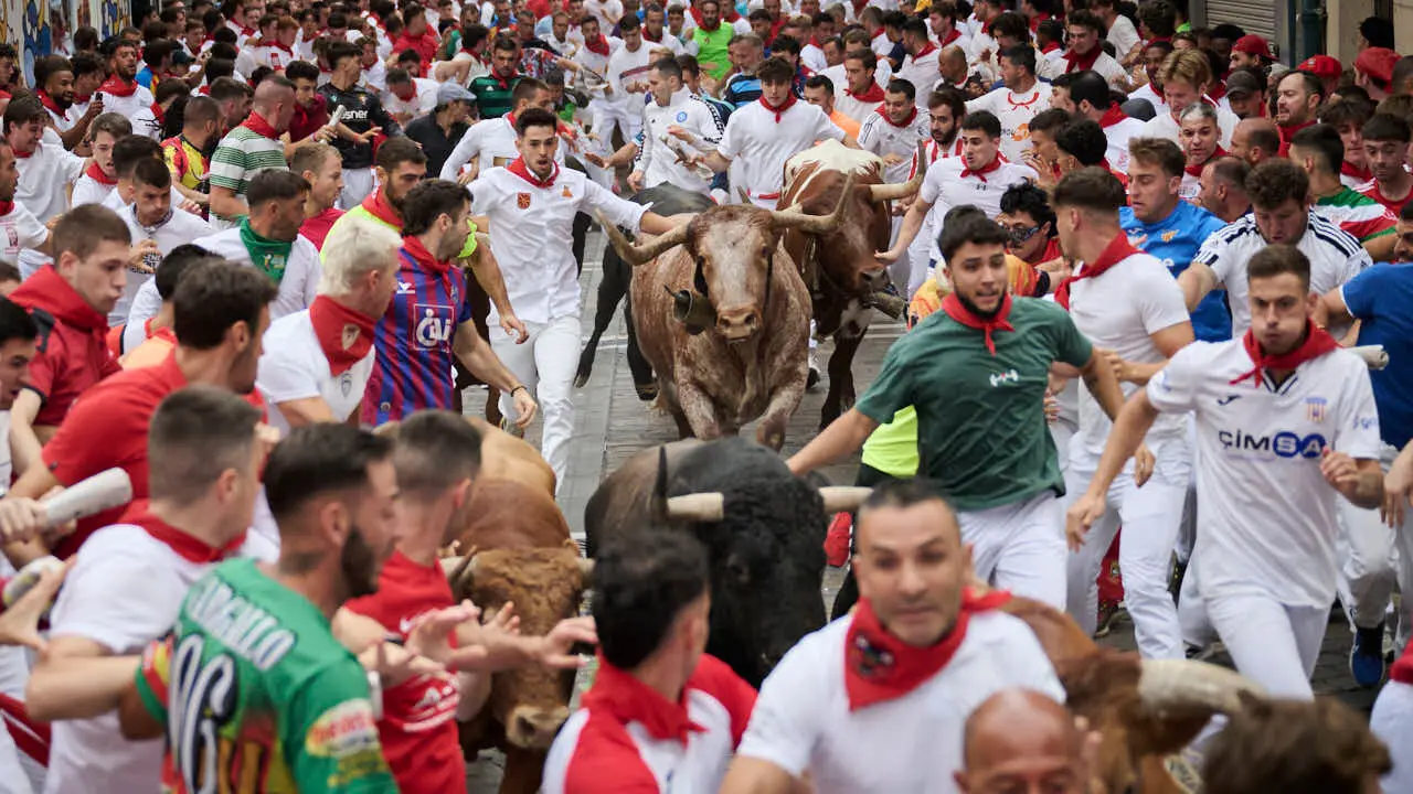 Cuarto encierro de San Ferm&iacute;n 2026 con toros de &Aacute;lvaro N&uacute;&ntilde;ez en el tramo de Telef&oacute;nica. PABLO LASAOSA