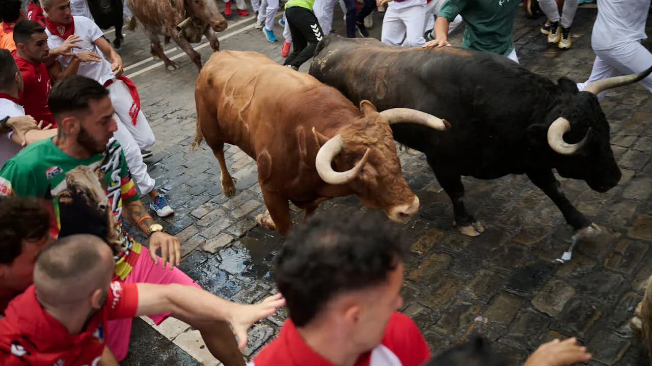 Cuarto encierro de San Ferm&iacute;n 2026 con toros de &Aacute;lvaro N&uacute;&ntilde;ez en el tramo de Telef&oacute;nica. PABLO LASAOSA