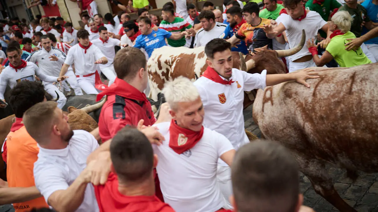 Cuarto encierro de San Ferm&iacute;n 2026 con toros de &Aacute;lvaro N&uacute;&ntilde;ez en el tramo de Telef&oacute;nica. PABLO LASAOSA