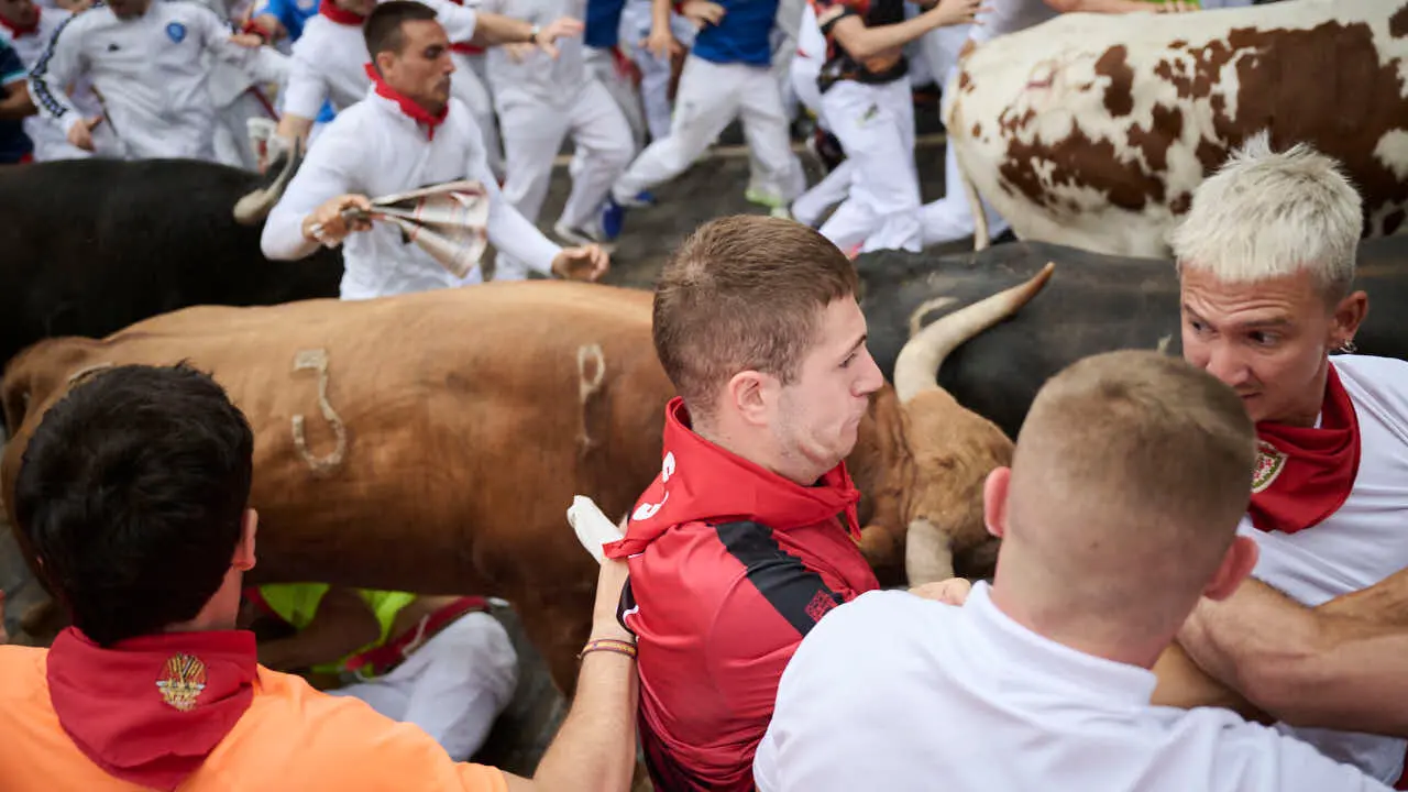 Cuarto encierro de San Ferm&iacute;n 2026 con toros de &Aacute;lvaro N&uacute;&ntilde;ez en el tramo de Telef&oacute;nica. PABLO LASAOSA