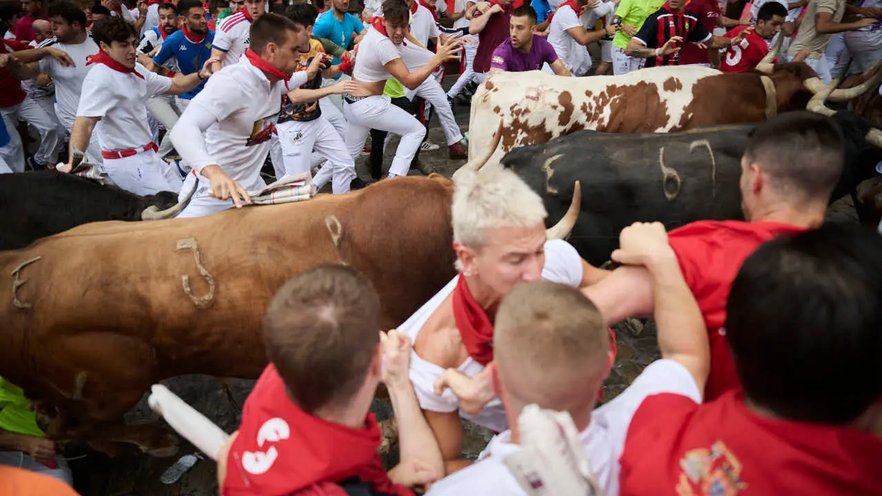 Cuarto encierro de San Ferm&iacute;n 2026 con toros de &Aacute;lvaro N&uacute;&ntilde;ez en el tramo de Telef&oacute;nica. PABLO LASAOSA