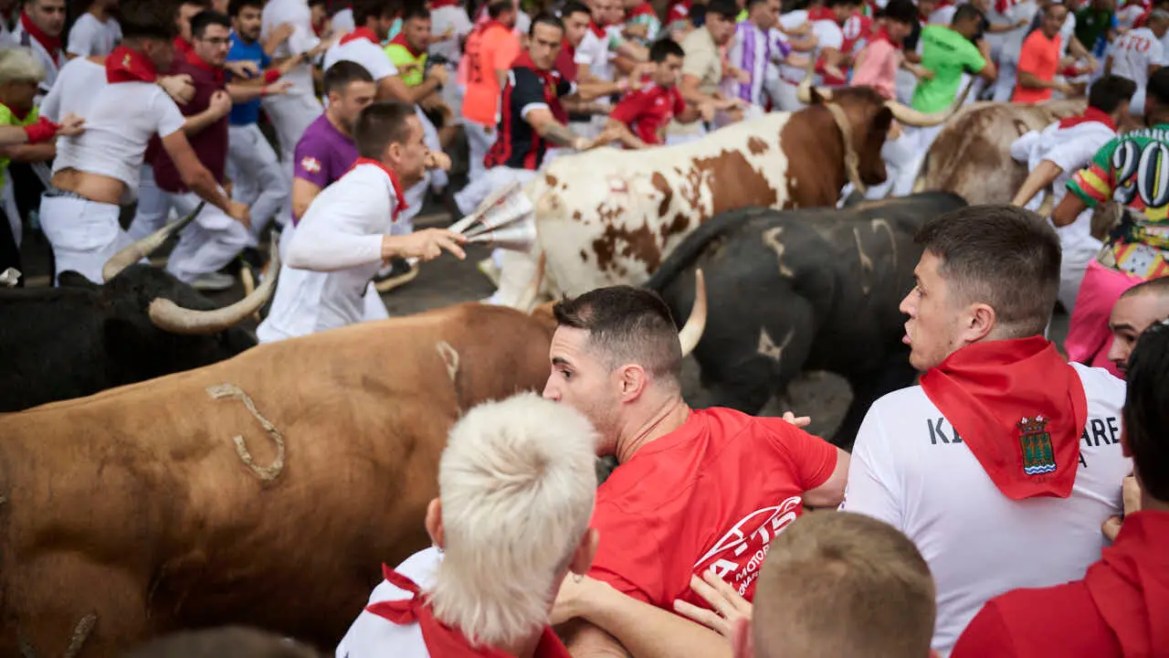 Cuarto encierro de San Ferm&iacute;n 2026 con toros de &Aacute;lvaro N&uacute;&ntilde;ez en el tramo de Telef&oacute;nica. PABLO LASAOSA