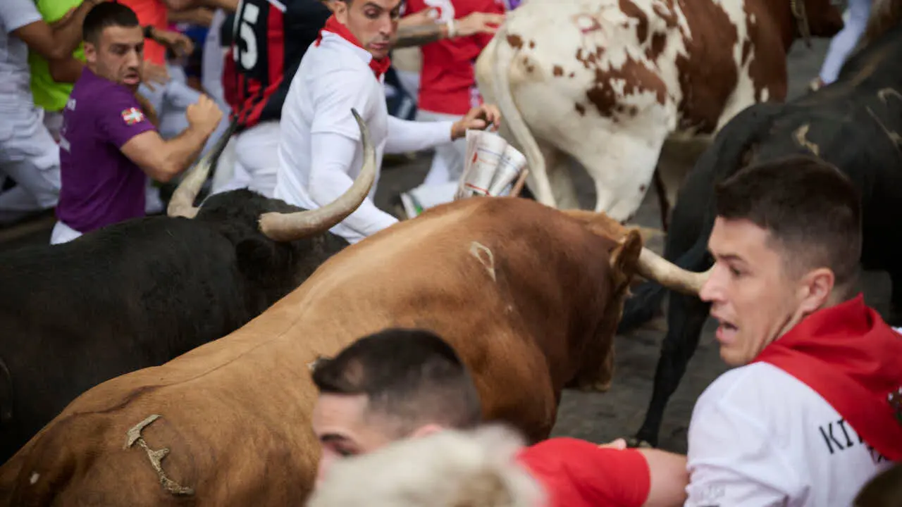 Cuarto encierro de San Ferm&iacute;n 2026 con toros de &Aacute;lvaro N&uacute;&ntilde;ez en el tramo de Telef&oacute;nica. PABLO LASAOSA