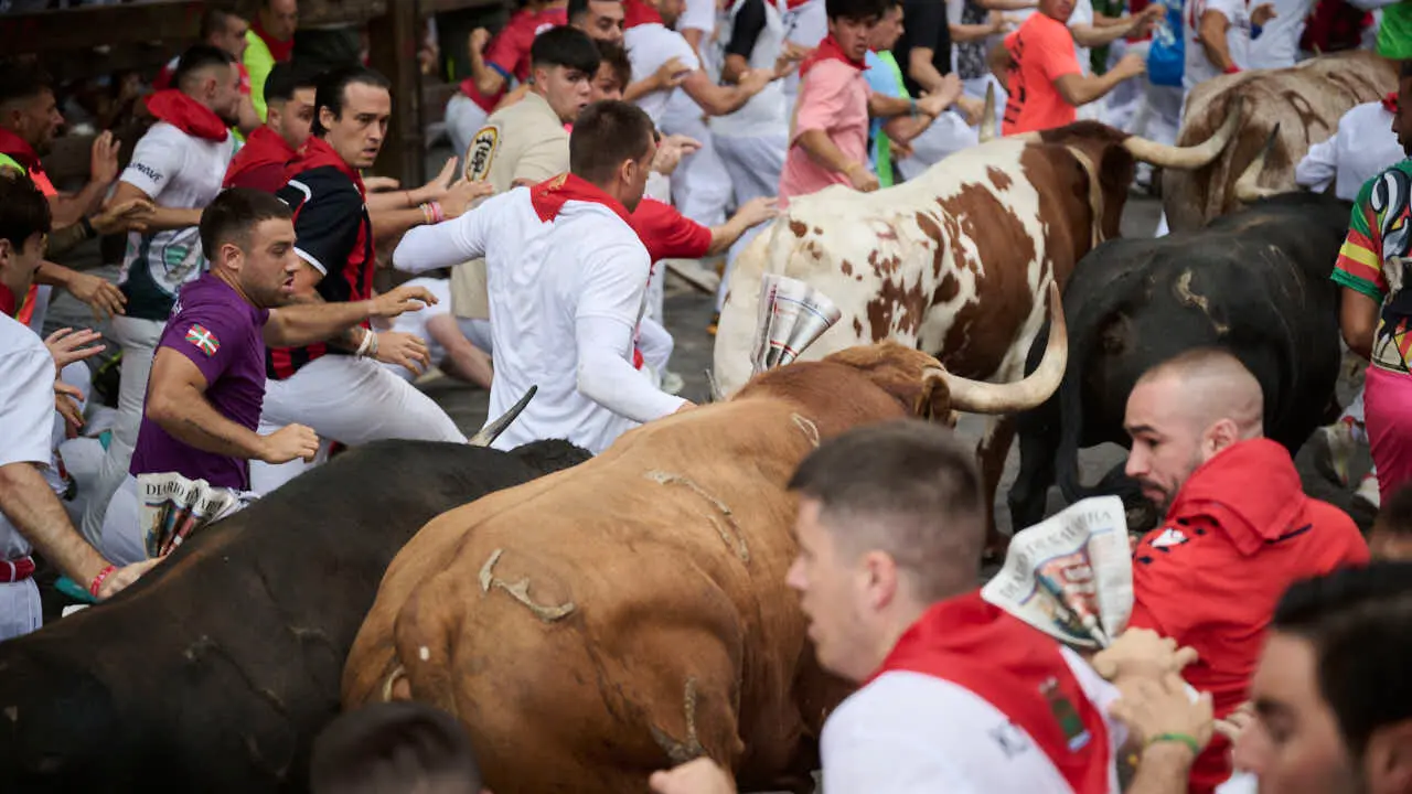 Cuarto encierro de San Ferm&iacute;n 2026 con toros de &Aacute;lvaro N&uacute;&ntilde;ez en el tramo de Telef&oacute;nica. PABLO LASAOSA