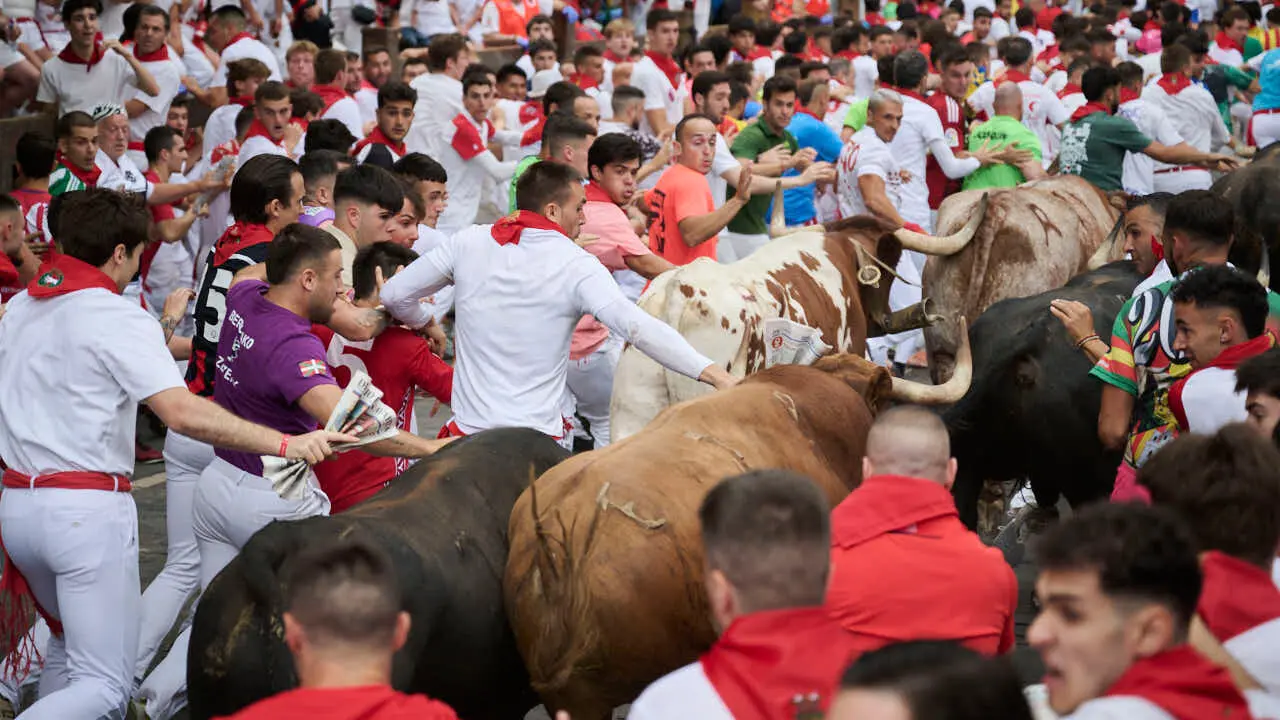 Cuarto encierro de San Ferm&iacute;n 2026 con toros de &Aacute;lvaro N&uacute;&ntilde;ez en el tramo de Telef&oacute;nica. PABLO LASAOSA