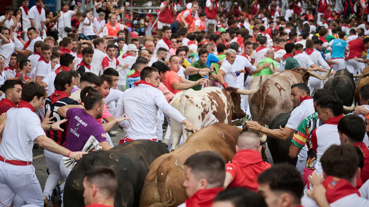 Cuarto encierro de San Ferm&iacute;n 2026 con toros de &Aacute;lvaro N&uacute;&ntilde;ez en el tramo de Telef&oacute;nica. PABLO LASAOSA