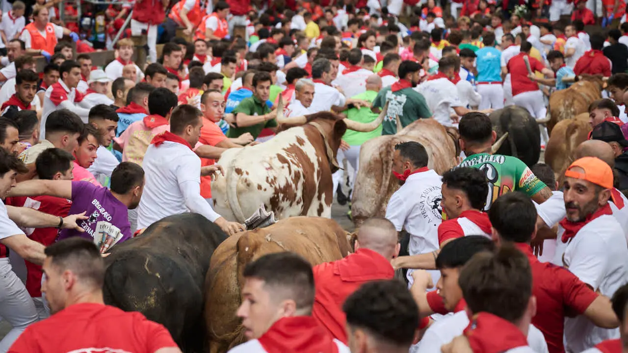 Cuarto encierro de San Ferm&iacute;n 2026 con toros de &Aacute;lvaro N&uacute;&ntilde;ez en el tramo de Telef&oacute;nica. PABLO LASAOSA