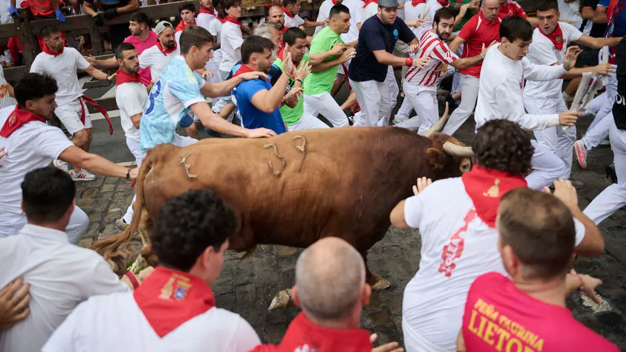 Cuarto encierro de San Ferm&iacute;n 2026 con toros de &Aacute;lvaro N&uacute;&ntilde;ez en el tramo de Telef&oacute;nica. PABLO LASAOSA