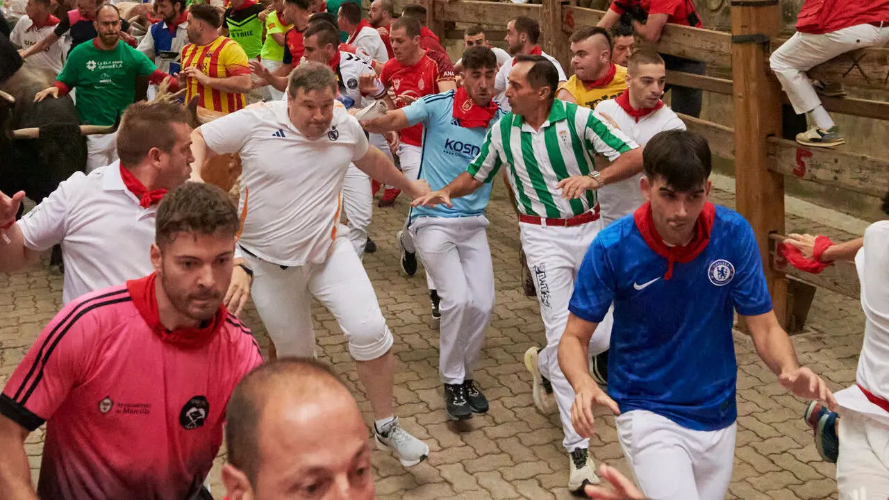 Cuarto encierro de San Ferm&iacute;n 2026 desde la bajada al callej&oacute;n con toros de &Aacute;lvaro N&uacute;&ntilde;ez. IRANZU LARRASOA&Ntilde;A