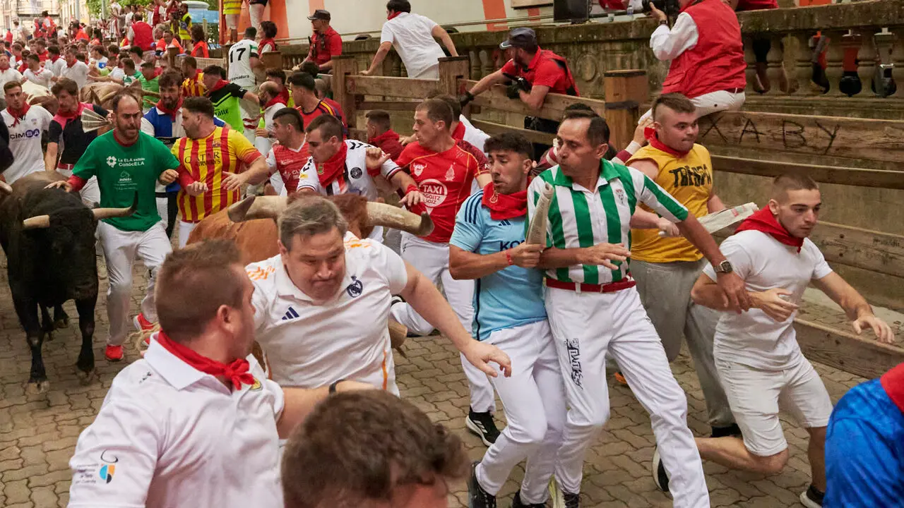 Cuarto encierro de San Ferm&iacute;n 2026 desde la bajada al callej&oacute;n con toros de &Aacute;lvaro N&uacute;&ntilde;ez. IRANZU LARRASOA&Ntilde;A