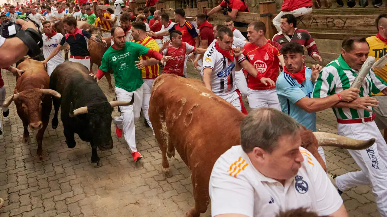 Cuarto encierro de San Ferm&iacute;n 2026 desde la bajada al callej&oacute;n con toros de &Aacute;lvaro N&uacute;&ntilde;ez. IRANZU LARRASOA&Ntilde;A