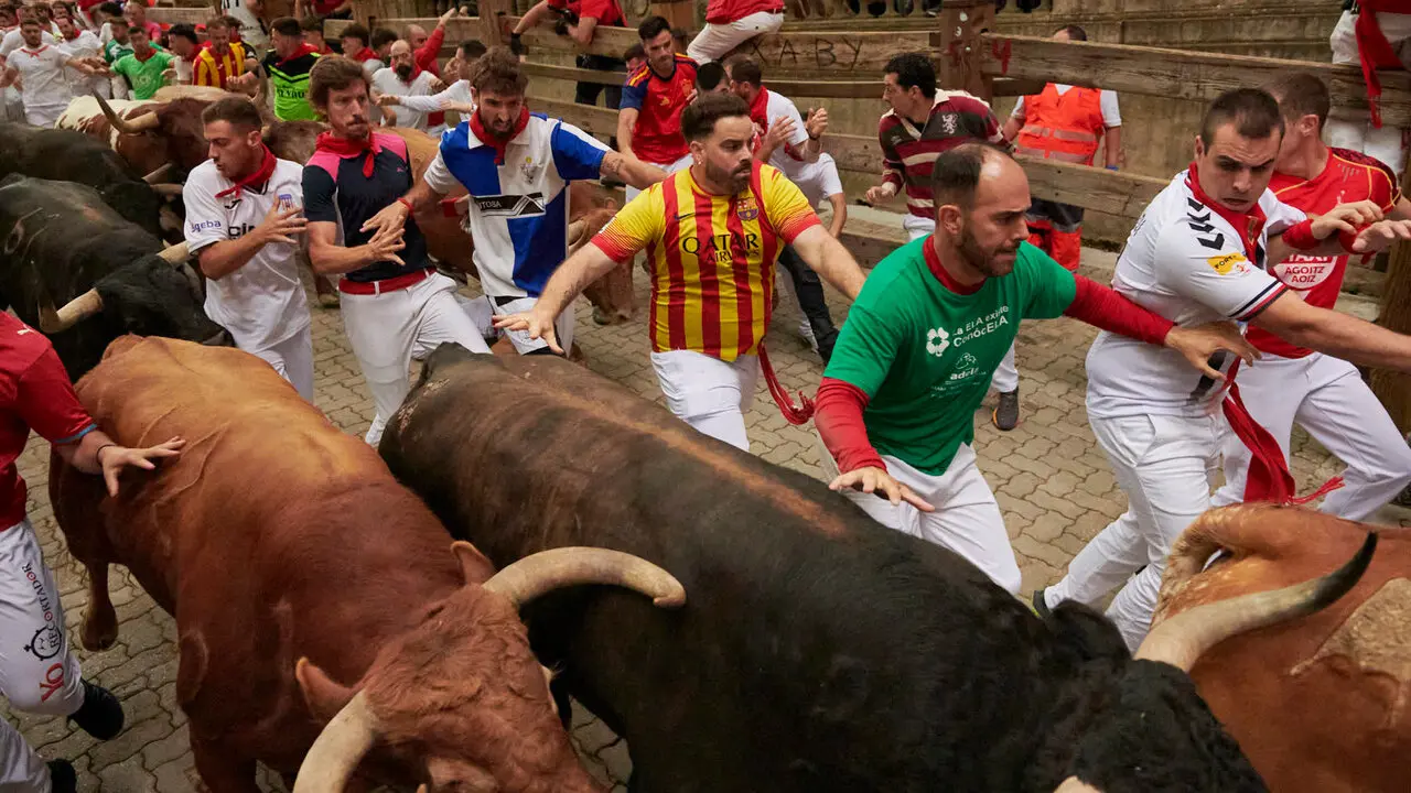 Cuarto encierro de San Ferm&iacute;n 2026 desde la bajada al callej&oacute;n con toros de &Aacute;lvaro N&uacute;&ntilde;ez. IRANZU LARRASOA&Ntilde;A