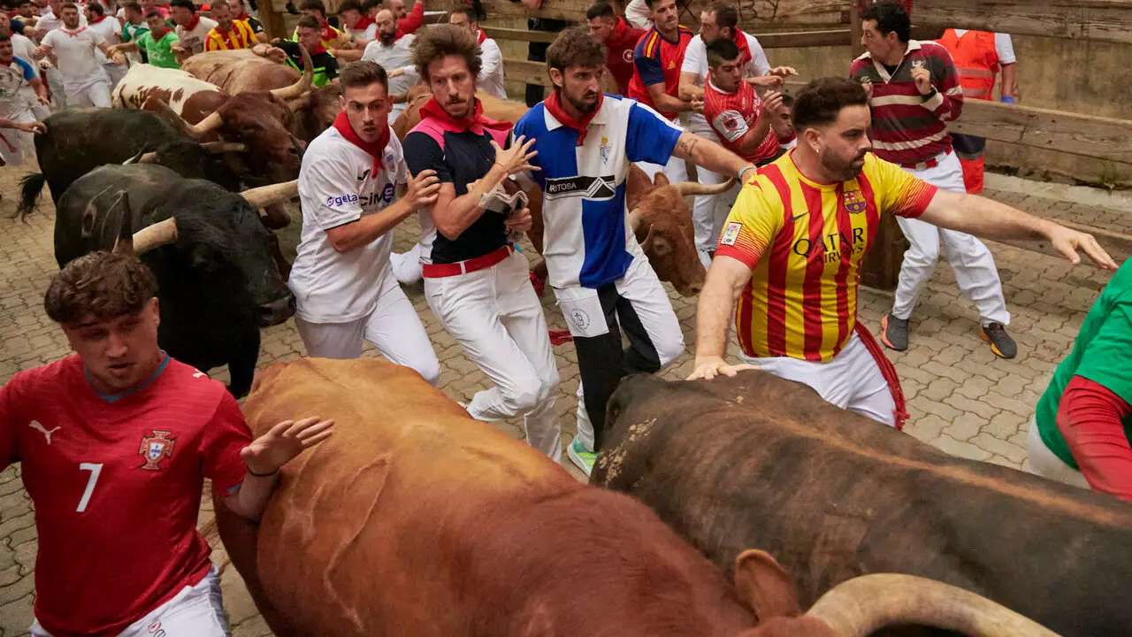 Cuarto encierro de San Ferm&iacute;n 2026 desde la bajada al callej&oacute;n con toros de &Aacute;lvaro N&uacute;&ntilde;ez. IRANZU LARRASOA&Ntilde;A