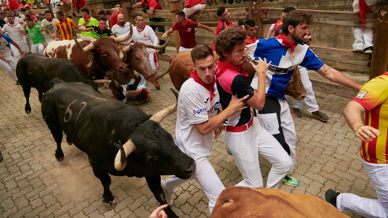 Cuarto encierro de San Ferm&iacute;n 2026 desde la bajada al callej&oacute;n con toros de &Aacute;lvaro N&uacute;&ntilde;ez. IRANZU LARRASOA&Ntilde;A