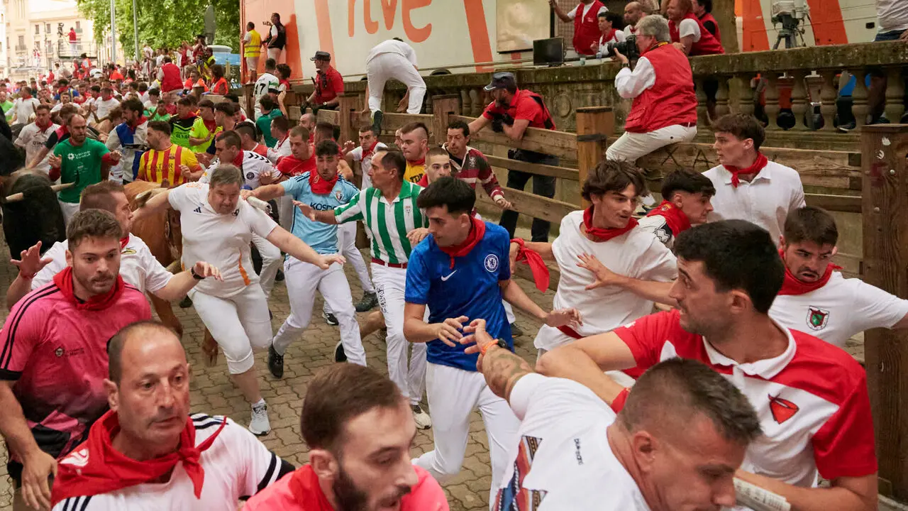Cuarto encierro de San Ferm&iacute;n 2026 desde la bajada al callej&oacute;n con toros de &Aacute;lvaro N&uacute;&ntilde;ez. IRANZU LARRASOA&Ntilde;A