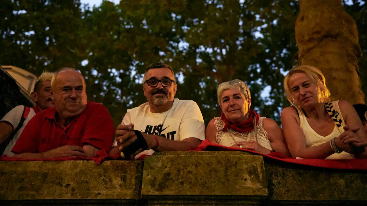 Antonia Mayo aguarda para ver el encierro de San Ferm&iacute;n junto a su familia en la bajada al callej&oacute;n. IRANZU LARRASOA&Ntilde;A