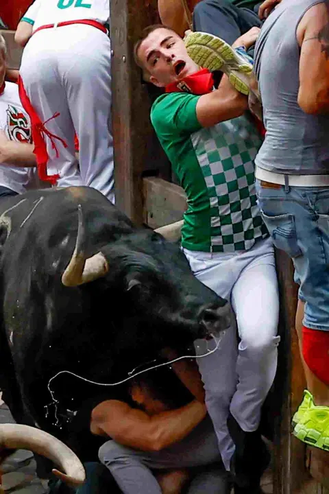PAMPLONA, 10/07/2026.- Uno de los mozos es corneado por un toro de la ganader&iacute;a de &Aacute;lvaro N&uacute;&ntilde;ez en el tramo de Mercaderes durante el cuarto encierro de los Sanfermines 2026 este viernes en Pamplona. EFE/ Jes&uacute;s Diges