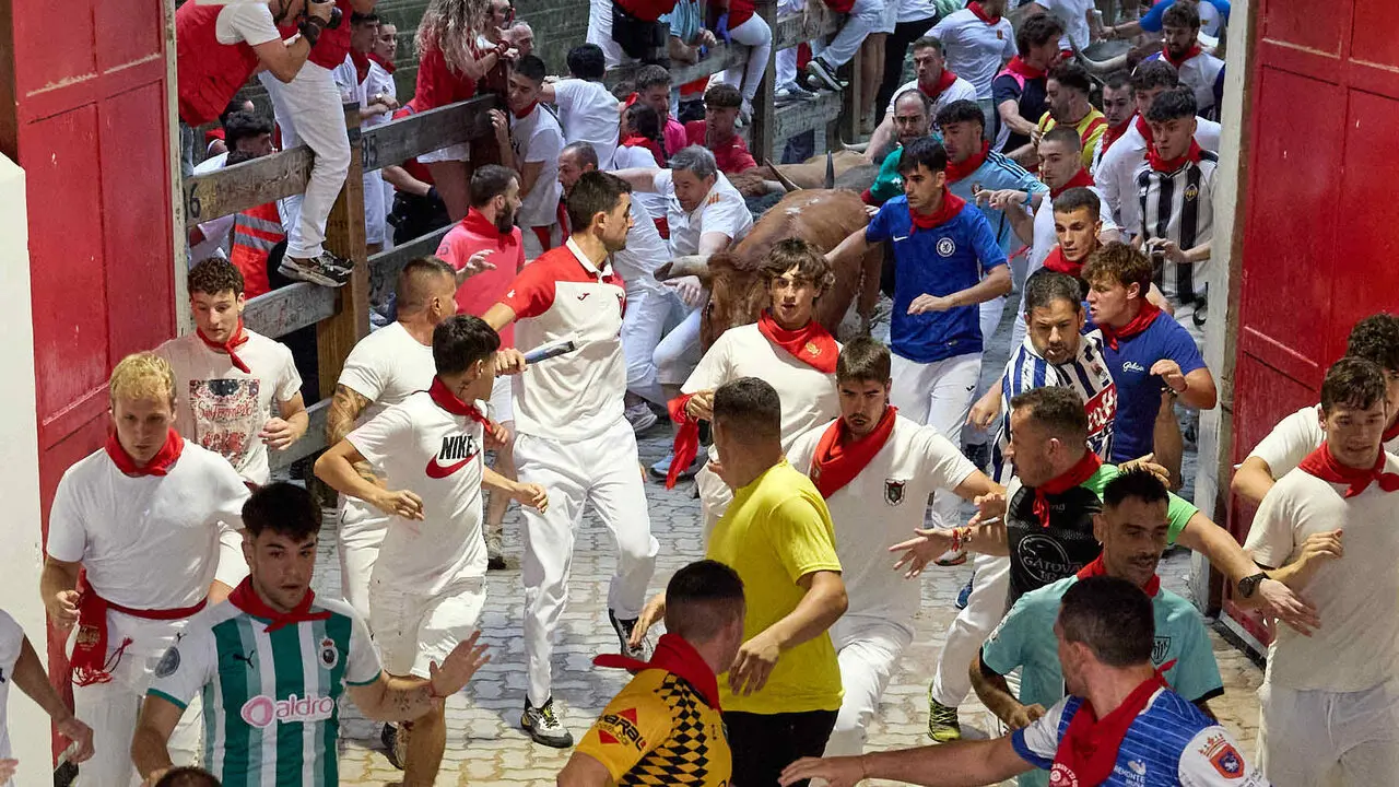 Cuarto encierro de San Ferm&iacute;n 2026 con toros de la ganader&iacute;a de &Aacute;lvaro N&uacute;&ntilde;ez en el tramo del callej&oacute;n y entrada a la plaza. I&Ntilde;IGO ALZUGARAY