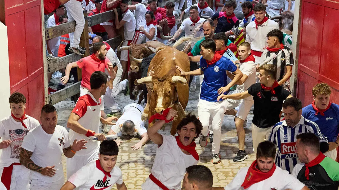 Cuarto encierro de San Ferm&iacute;n 2026 con toros de la ganader&iacute;a de &Aacute;lvaro N&uacute;&ntilde;ez en el tramo del callej&oacute;n y entrada a la plaza. I&Ntilde;IGO ALZUGARAY