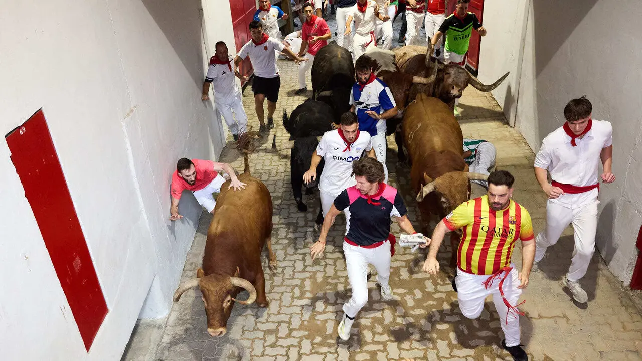 Cuarto encierro de San Ferm&iacute;n 2026 con toros de la ganader&iacute;a de &Aacute;lvaro N&uacute;&ntilde;ez en el tramo del callej&oacute;n y entrada a la plaza. I&Ntilde;IGO ALZUGARAY