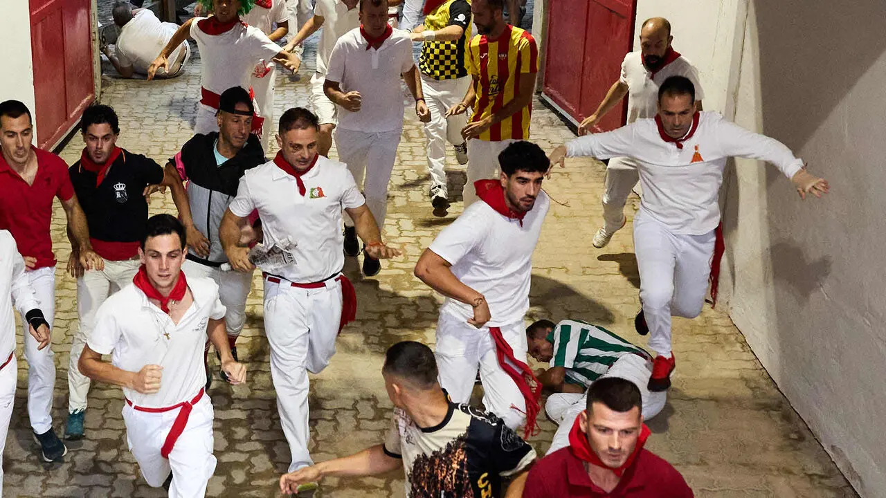 Cuarto encierro de San Ferm&iacute;n 2026 con toros de la ganader&iacute;a de &Aacute;lvaro N&uacute;&ntilde;ez en el tramo del callej&oacute;n y entrada a la plaza. I&Ntilde;IGO ALZUGARAY