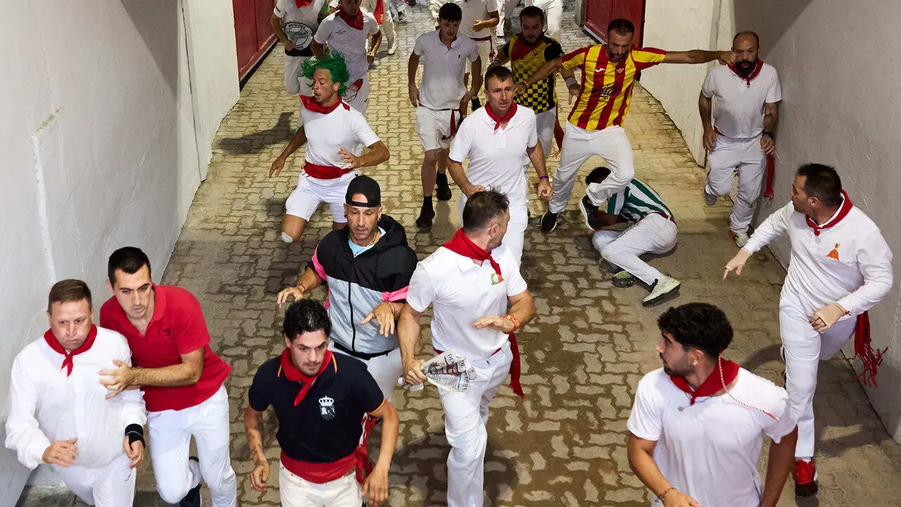 Cuarto encierro de San Ferm&iacute;n 2026 con toros de la ganader&iacute;a de &Aacute;lvaro N&uacute;&ntilde;ez en el tramo del callej&oacute;n y entrada a la plaza. I&Ntilde;IGO ALZUGARAY