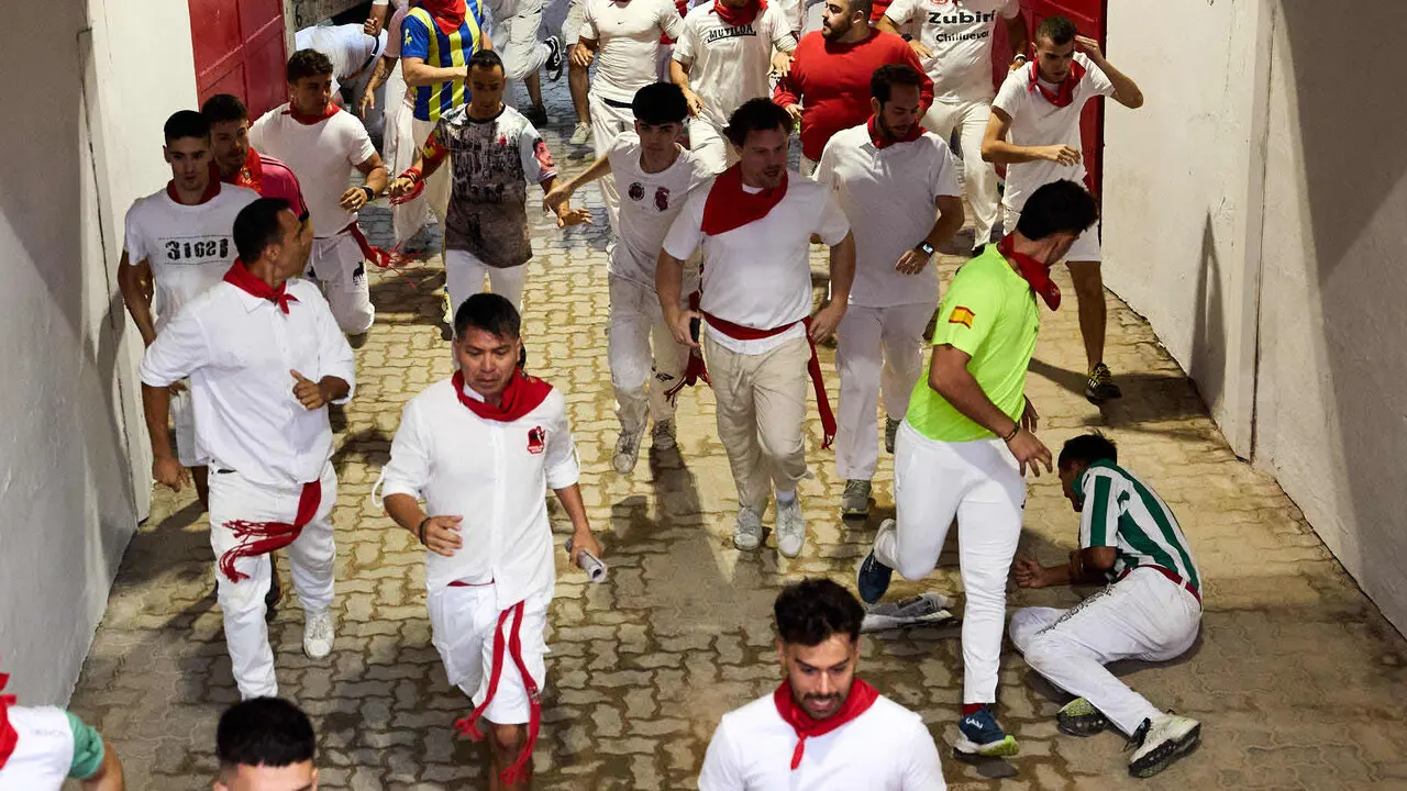 Cuarto encierro de San Ferm&iacute;n 2026 con toros de la ganader&iacute;a de &Aacute;lvaro N&uacute;&ntilde;ez en el tramo del callej&oacute;n y entrada a la plaza. I&Ntilde;IGO ALZUGARAY