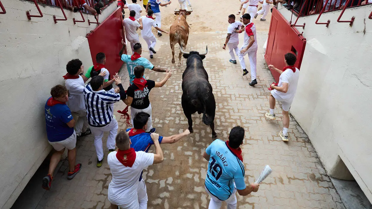 Cuarto encierro de San Ferm&iacute;n 2026 con toros de la ganader&iacute;a de &Aacute;lvaro N&uacute;&ntilde;ez en el tramo del callej&oacute;n y entrada a la plaza. I&Ntilde;IGO ALZUGARAY
