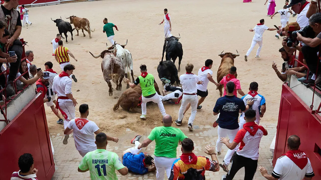 Cuarto encierro de San Ferm&iacute;n 2026 con toros de la ganader&iacute;a de &Aacute;lvaro N&uacute;&ntilde;ez en el tramo del callej&oacute;n y entrada a la plaza. I&Ntilde;IGO ALZUGARAY