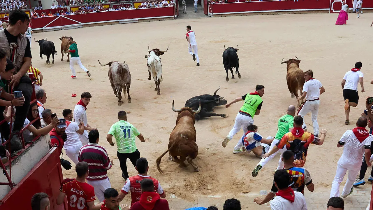 Cuarto encierro de San Ferm&iacute;n 2026 con toros de la ganader&iacute;a de &Aacute;lvaro N&uacute;&ntilde;ez en el tramo del callej&oacute;n y entrada a la plaza. I&Ntilde;IGO ALZUGARAY