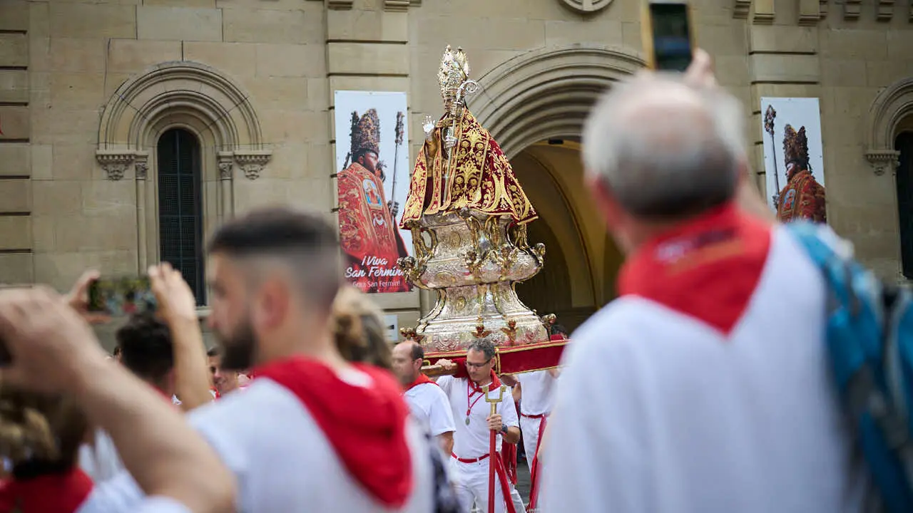 Ofrenda floral infantil a San Ferm&iacute;n durante las fiestas de 2026. PABLO LASAOSA