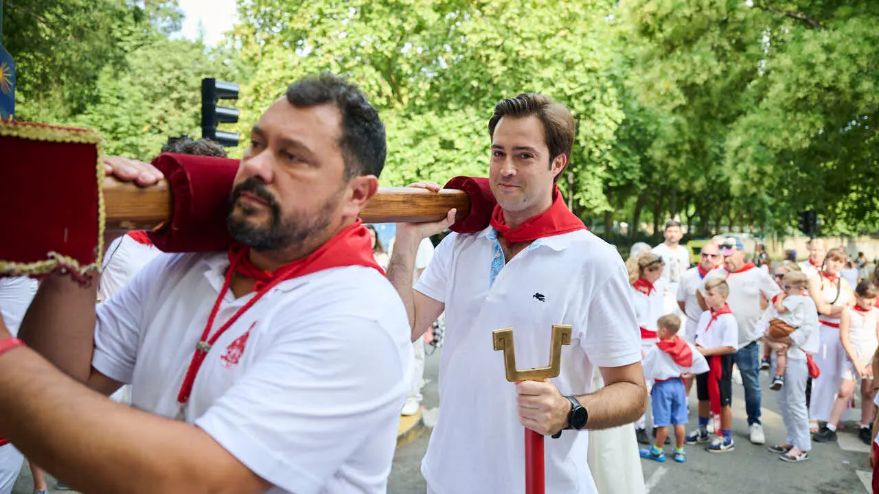 Ofrenda floral infantil a San Ferm&iacute;n durante las fiestas de 2026. PABLO LASAOSA