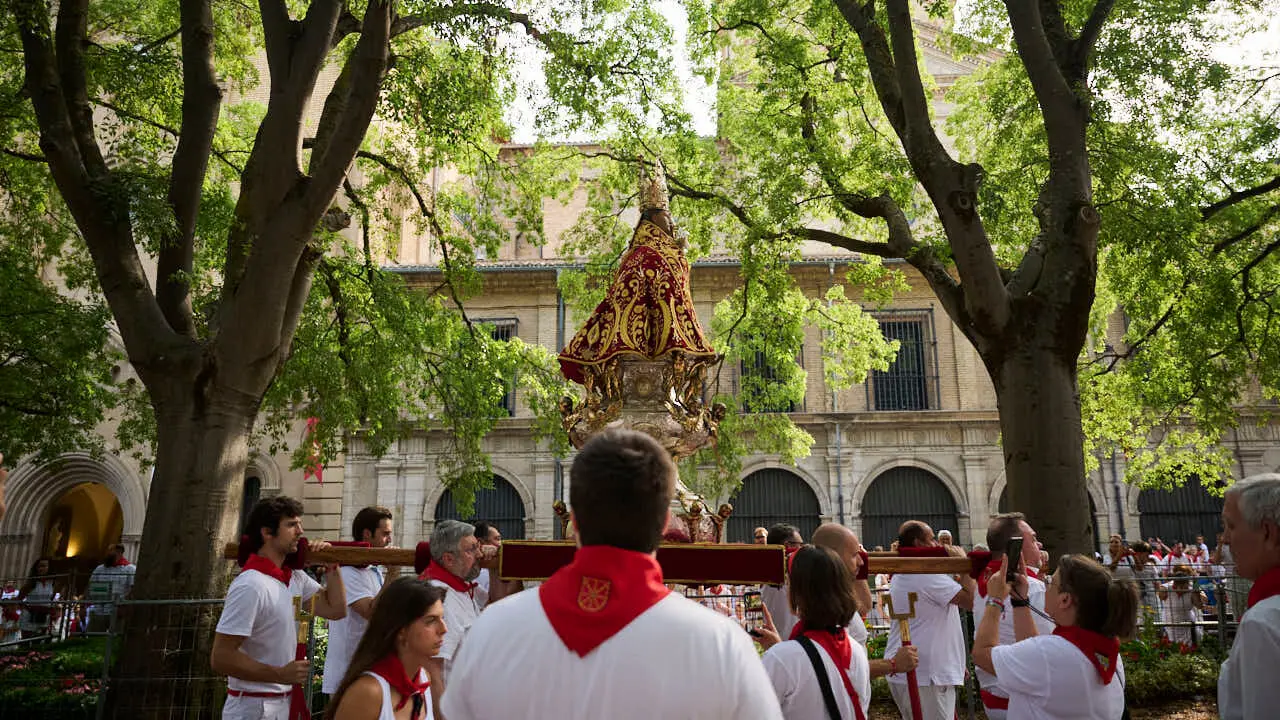 Ofrenda floral infantil a San Ferm&iacute;n durante las fiestas de 2026. PABLO LASAOSA
