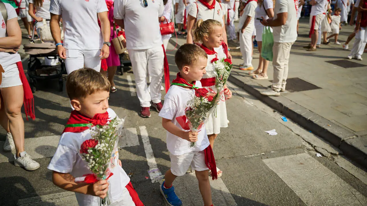 Ofrenda floral infantil a San Ferm&iacute;n durante las fiestas de 2026. PABLO LASAOSA