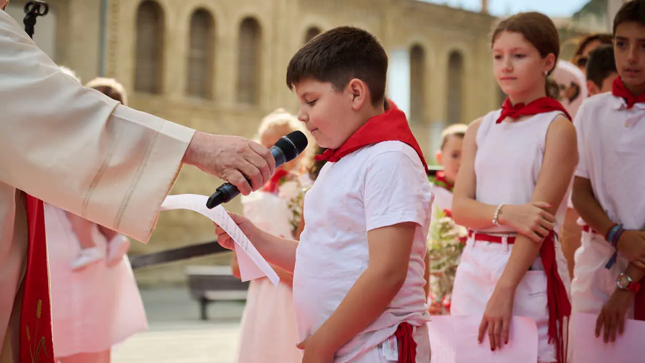 Ofrenda floral infantil a San Ferm&iacute;n durante las fiestas de 2026. PABLO LASAOSA