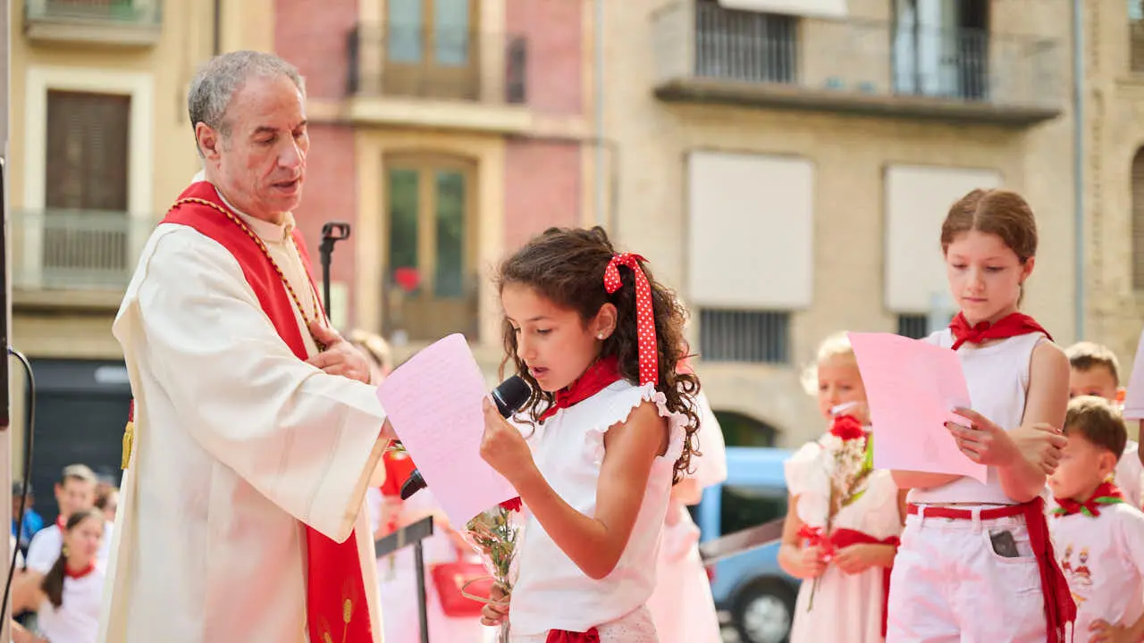Ofrenda floral infantil a San Ferm&iacute;n durante las fiestas de 2026. PABLO LASAOSA