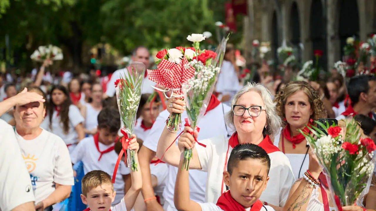 Ofrenda floral infantil a San Ferm&iacute;n durante las fiestas de 2026. PABLO LASAOSA