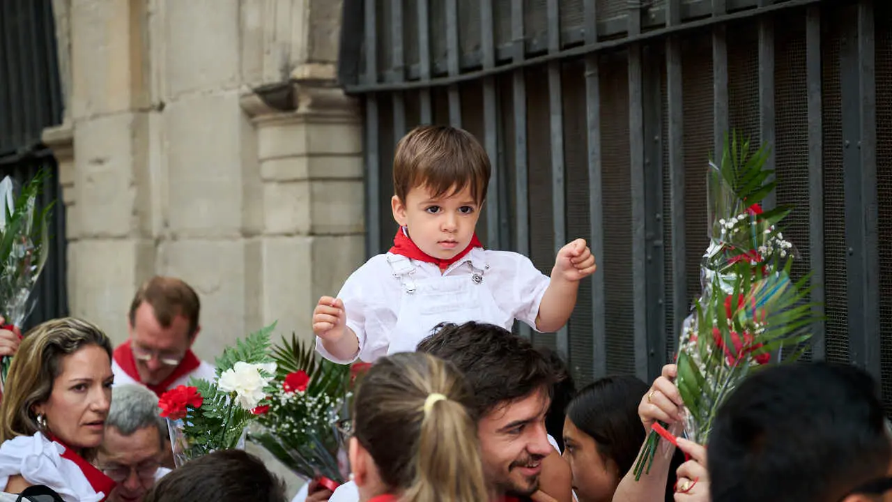 Ofrenda floral infantil a San Ferm&iacute;n durante las fiestas de 2026. PABLO LASAOSA