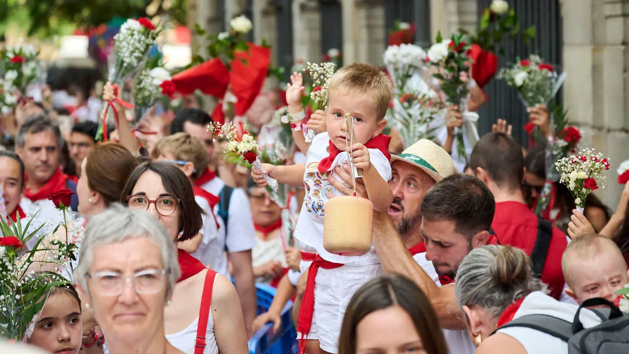 Ofrenda floral infantil a San Ferm&iacute;n durante las fiestas de 2026. PABLO LASAOSA
